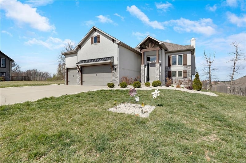 905 Wood Ridge Ct, Blue Springs, MO 64014