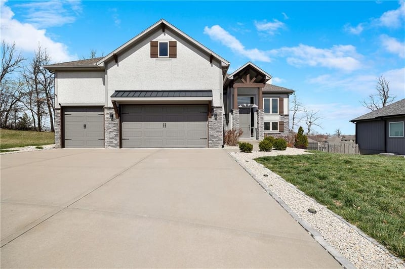 905 Wood Ridge Ct, Blue Springs, MO 64014