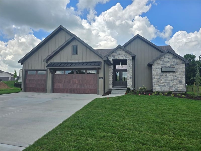 2750 Heartland Rd, Lee's Summit, MO 64082
