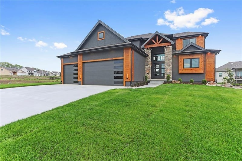2033 Red Barn Ln, Lee's Summit, MO 64082