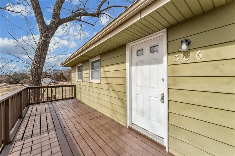 306 165th St, Belton, MO 64012