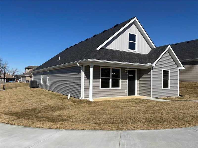 4801 Creek Woods Dr, St Joseph, MO 64507