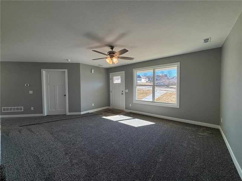 4801 Creek Woods Dr, St Joseph, MO 64507