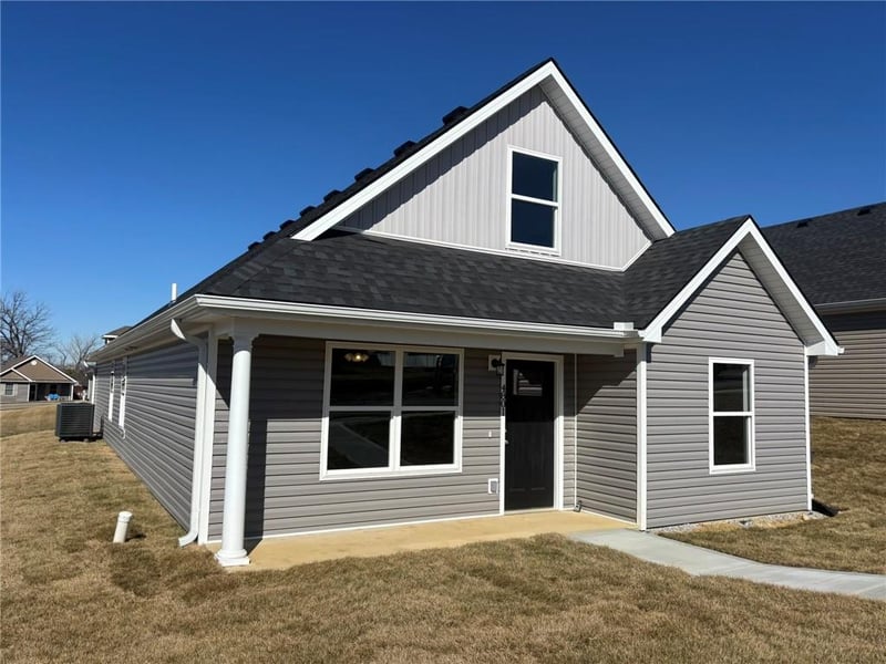 4801 Creek Woods Dr, St Joseph, MO 64507