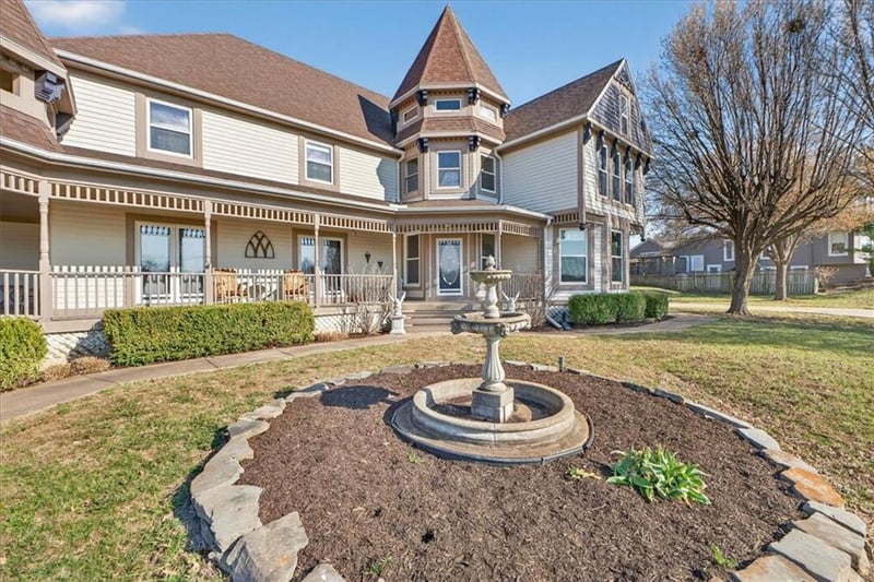 15401 Antioch Rd, Overland Park, KS 66221