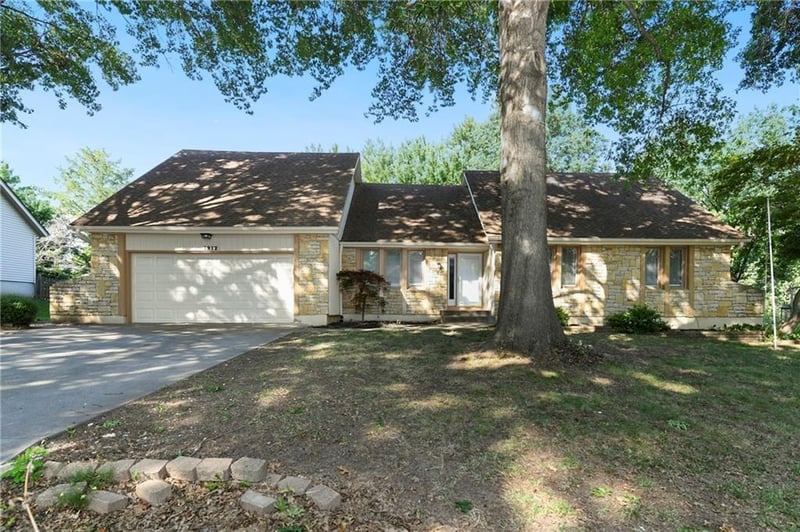 1912 Manor Dr, Blue Springs, MO 64014