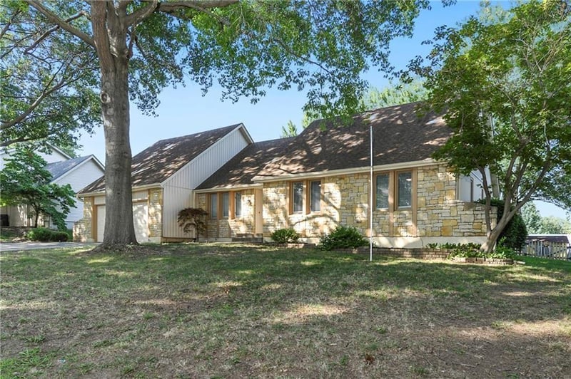 1912 Manor Dr, Blue Springs, MO 64014