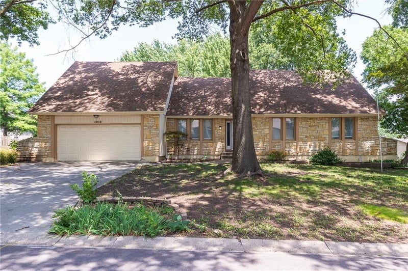 1912 NW Manor Dr, Blue Springs, MO 64014