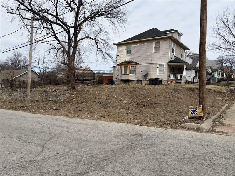 2744 Spruce Ave, Kansas City, MO 64128