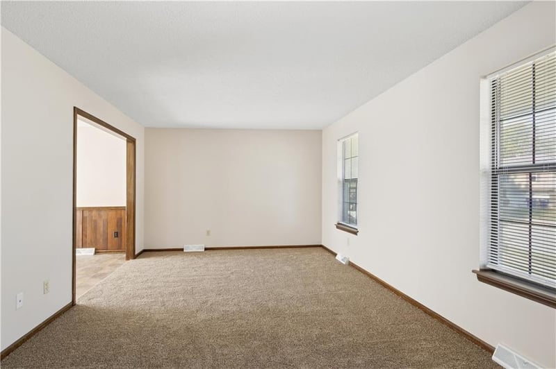 306 Sunset Dr, Lee's Summit, MO 64081