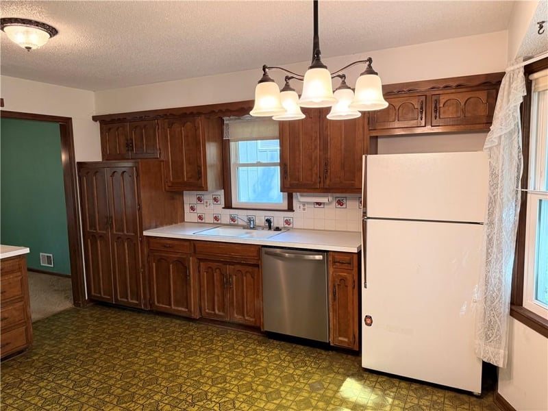105 Landcaster Dr, Raymore, MO 64083