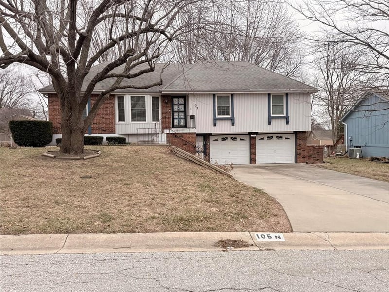 105 Landcaster Dr, Raymore, MO 64083