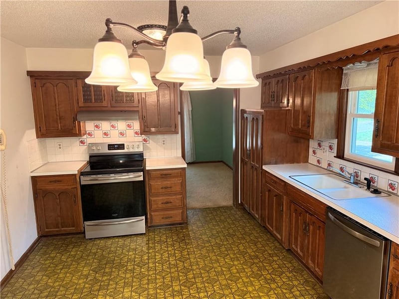 105 Landcaster Dr, Raymore, MO 64083