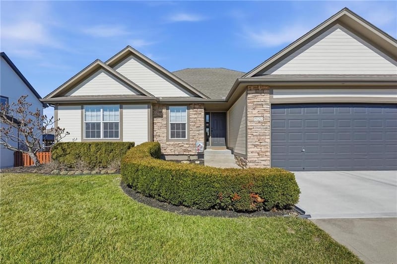 822 35th Ter, Lee's Summit, MO 64082