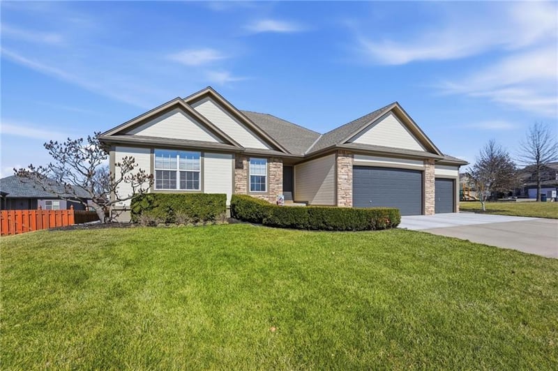 822 35th Ter, Lee's Summit, MO 64082