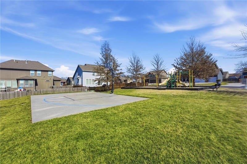 822 35th Ter, Lee's Summit, MO 64082