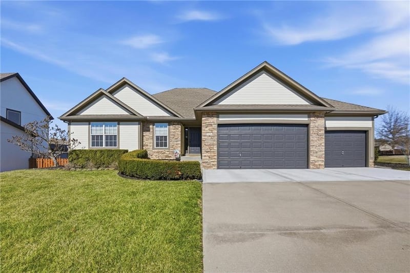 822 35th Ter, Lee's Summit, MO 64082