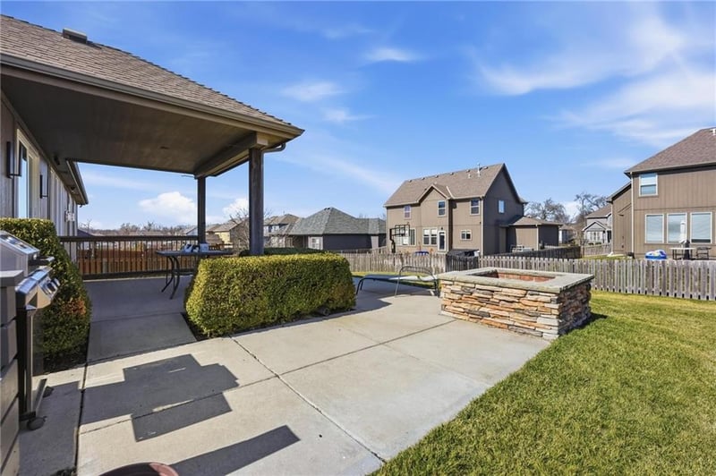 822 35th Ter, Lee's Summit, MO 64082