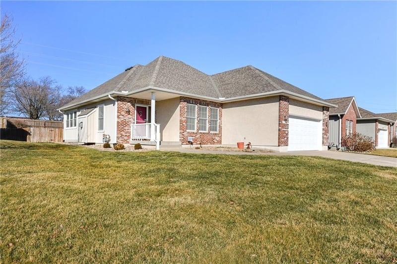1108 Hoke Dr, Lee's Summit, MO 64081