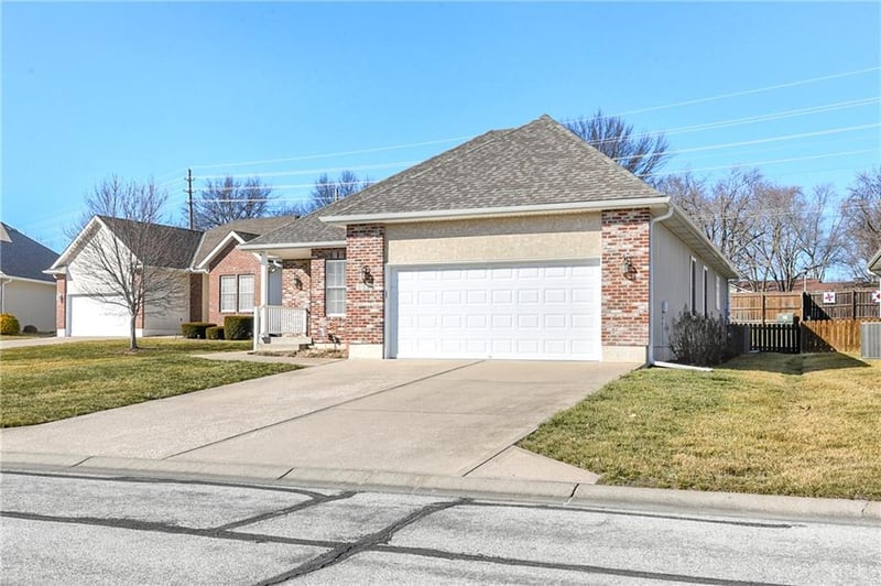 1108 Hoke Dr, Lee's Summit, MO 64081