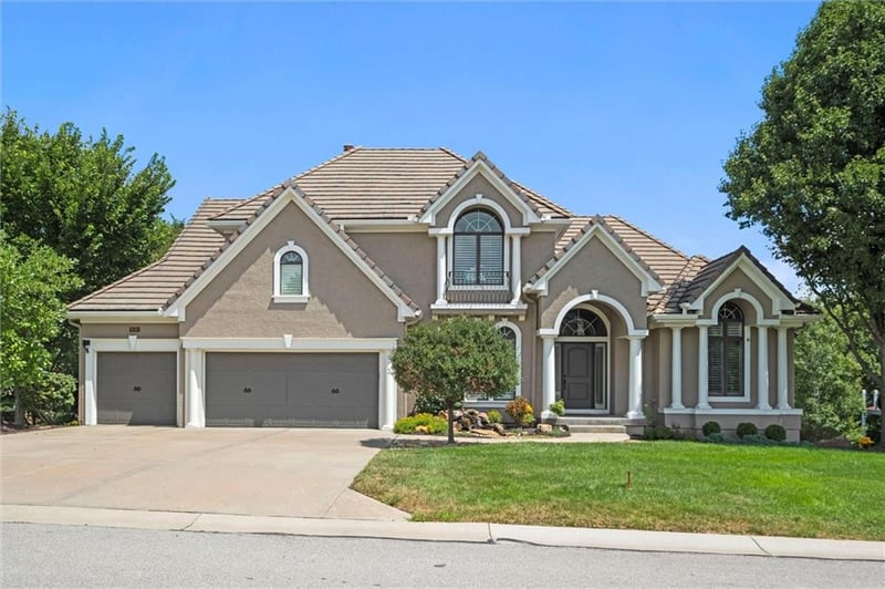 8190 Shoreline Dr, Parkville, MO 64152