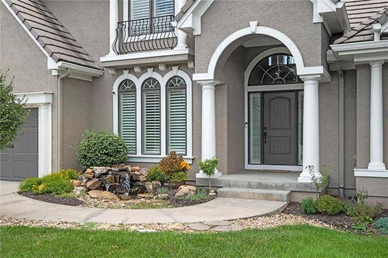 8190 Shoreline Dr, Parkville, MO 64152