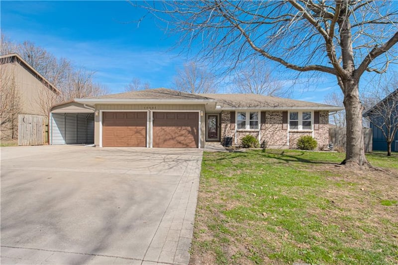 10501 Forest Ave, Kansas City, MO 64155