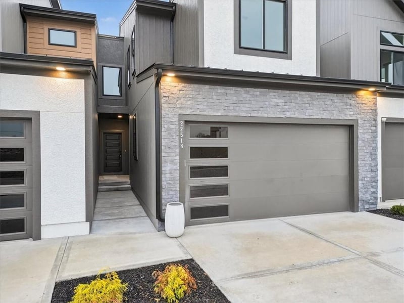 9305 Aminda St, Lenexa, KS 66227