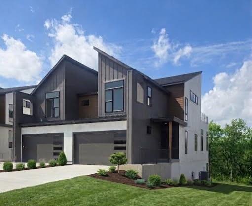 9313 Aminda St, Lenexa, KS 66227