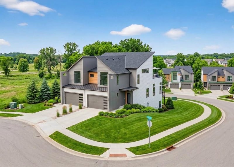 9311 Aminda St, Lenexa, KS 66227