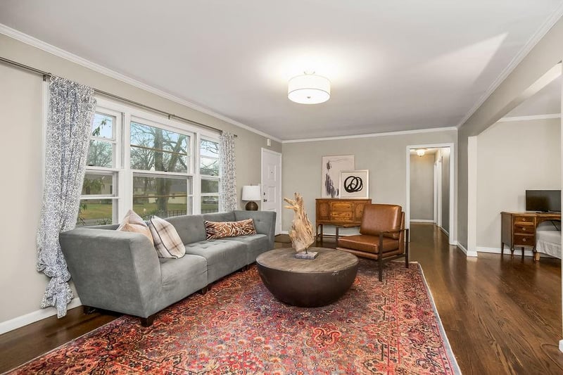 9804 Holly St, Kansas City, MO 64114