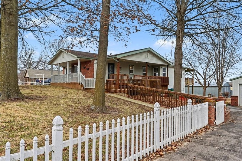 1492 Hook Rd, Lee's Summit, MO 64082
