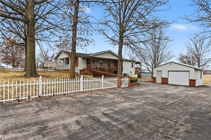 1492 Hook Rd, Lee's Summit, MO 64082