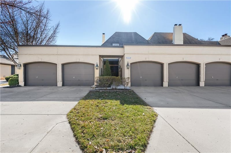 6735 W 108th Ter, Overland Park, KS 66211