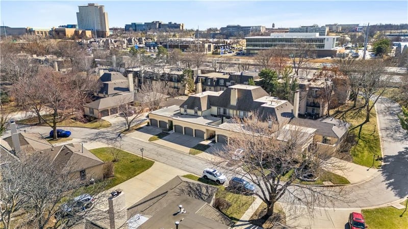 6735 W 108th Ter, Overland Park, KS 66211