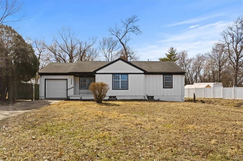 7505 130th St, Grandview, MO 64030
