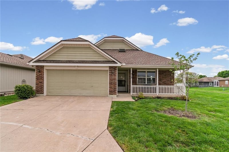 515 Saturn Dr, Raymore, MO 64083
