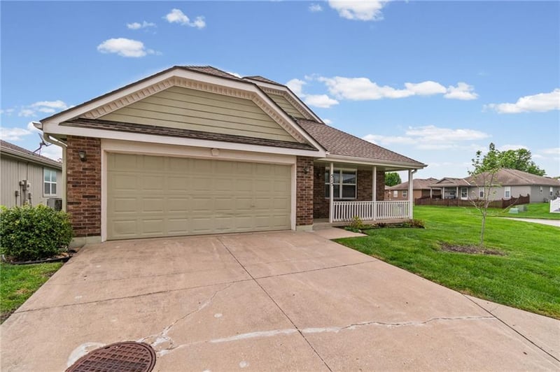 515 Saturn Dr, Raymore, MO 64083