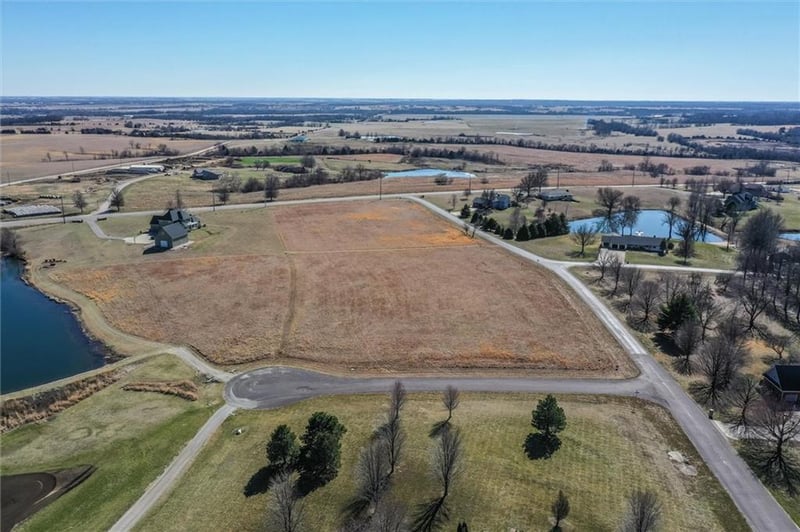 2403 Meadow Lake Dr, Ottawa, KS 66067