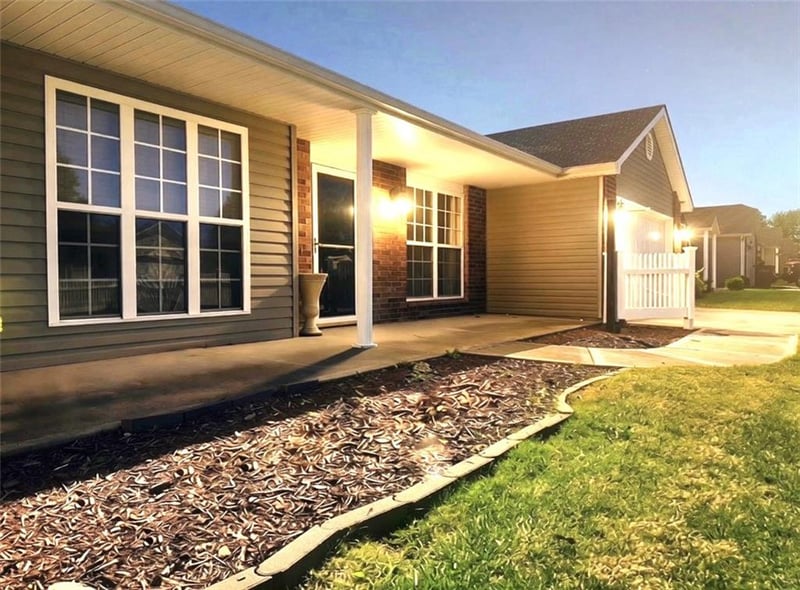 727 Country Ln, Raymore, MO 64083