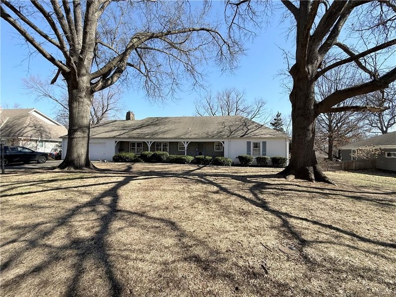 9001 Cherokee Ln, Leawood, KS 66206