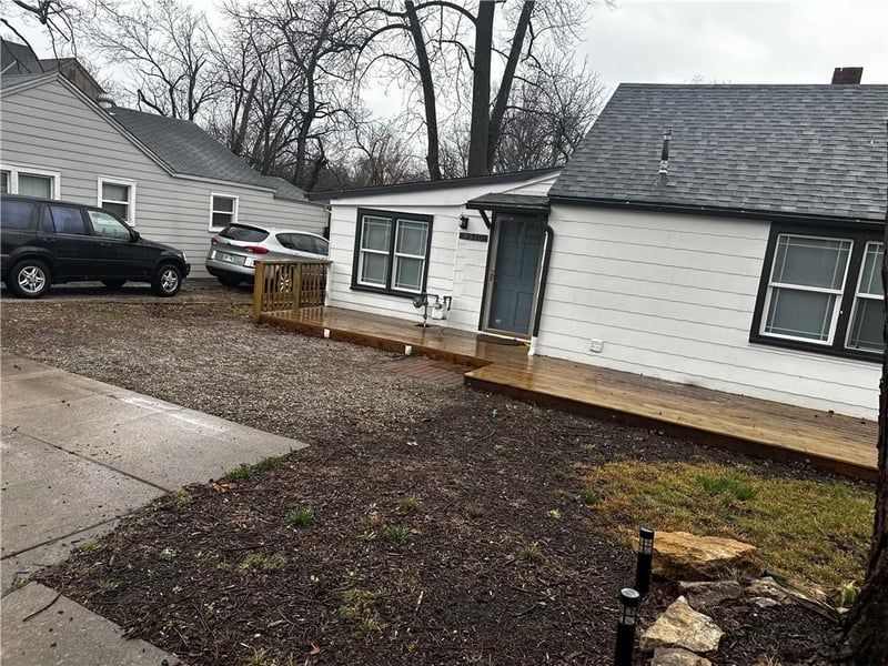 8510 Grandview Ln, Overland Park, KS 66212