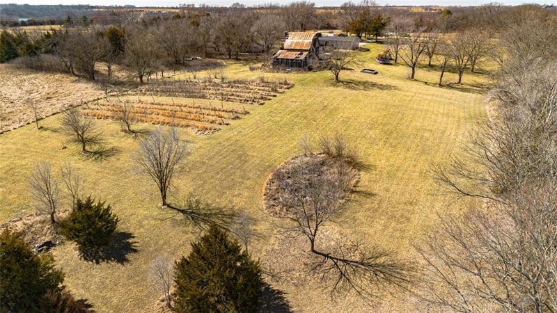 6872 Wild Horse Rd, Mclouth, KS 66054