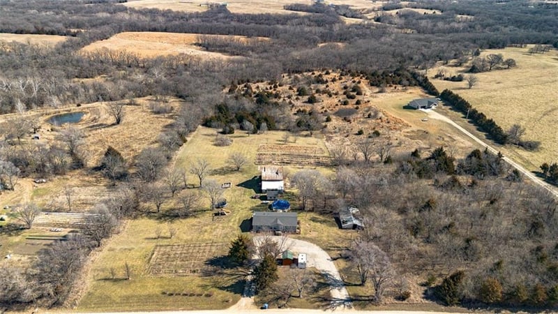 6872 Wild Horse Rd, Mclouth, KS 66054