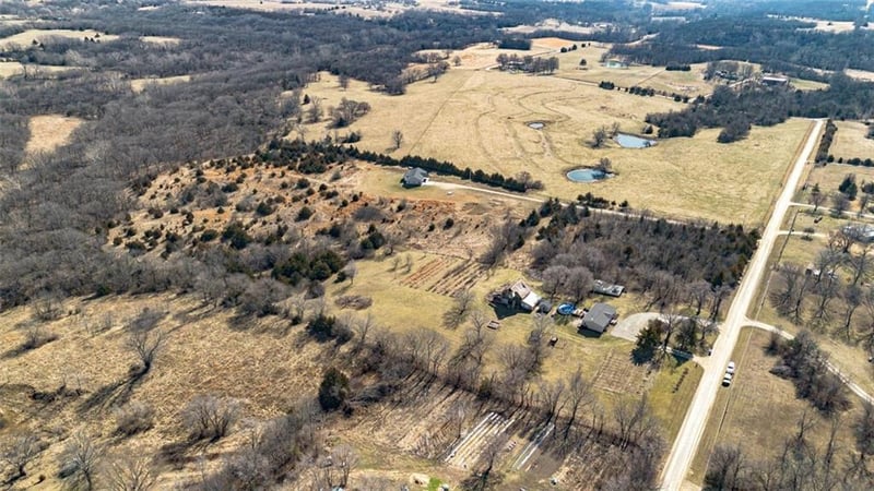6872 Wild Horse Rd, Mclouth, KS 66054