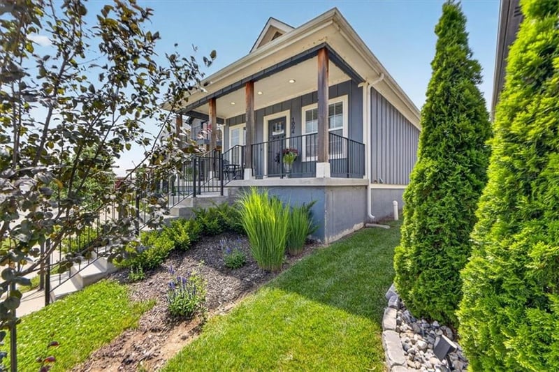 1004 S Harmony Ave, Blue Springs, MO 64056