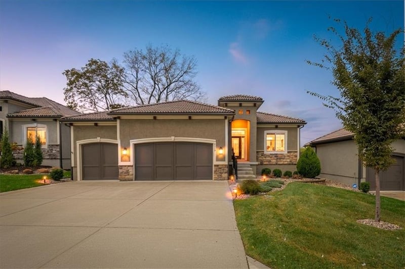 2110 Ashurst Dr, Lee's Summit, MO 64081