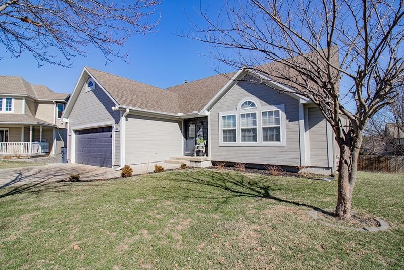 950 Maplewood Ct, Grain Valley, MO 64029