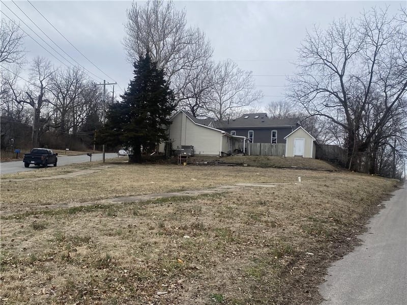854 Sherman St, Leavenworth, KS 66048
