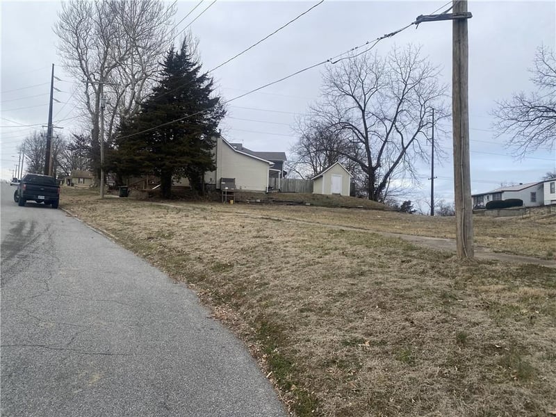 854 Sherman St, Leavenworth, KS 66048